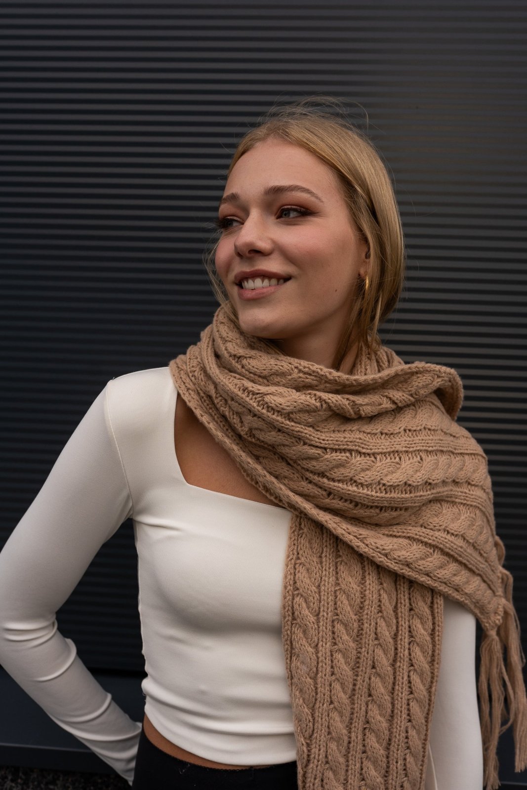 Dikke beige sjaal met kabel patroon - Nouka