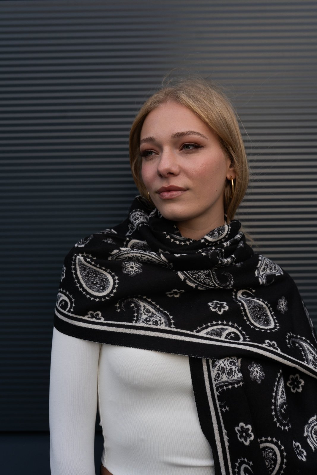 Dikke zwart/witte sjaal met paisley print - Nouka