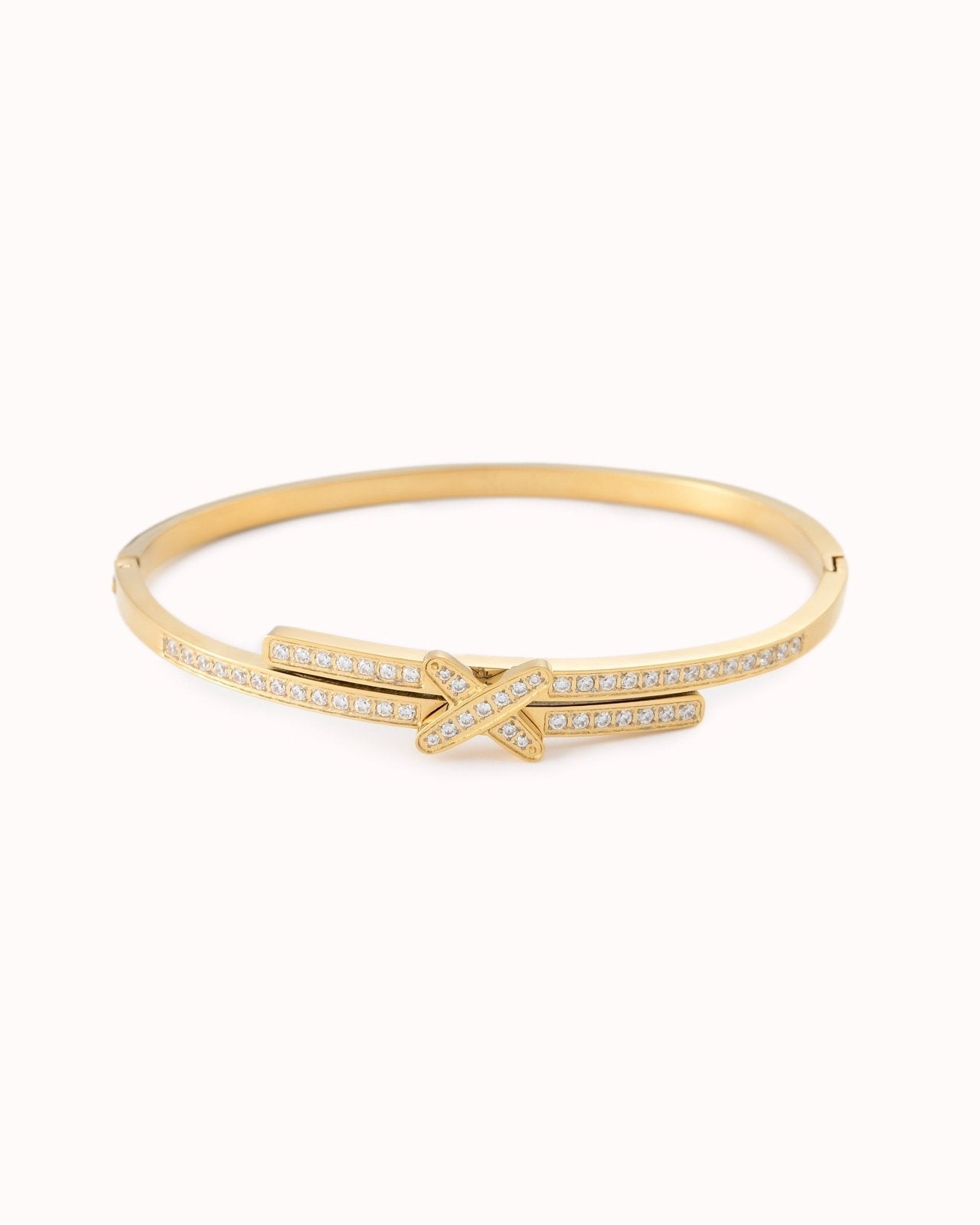 Goudkleurige bangle met kruisje en ingelegde steentjes - Nouka