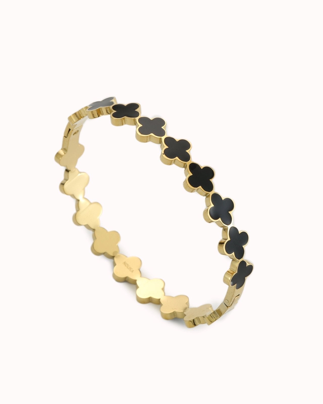Goudkleurige bangle met zwarte klavertjes - Nouka