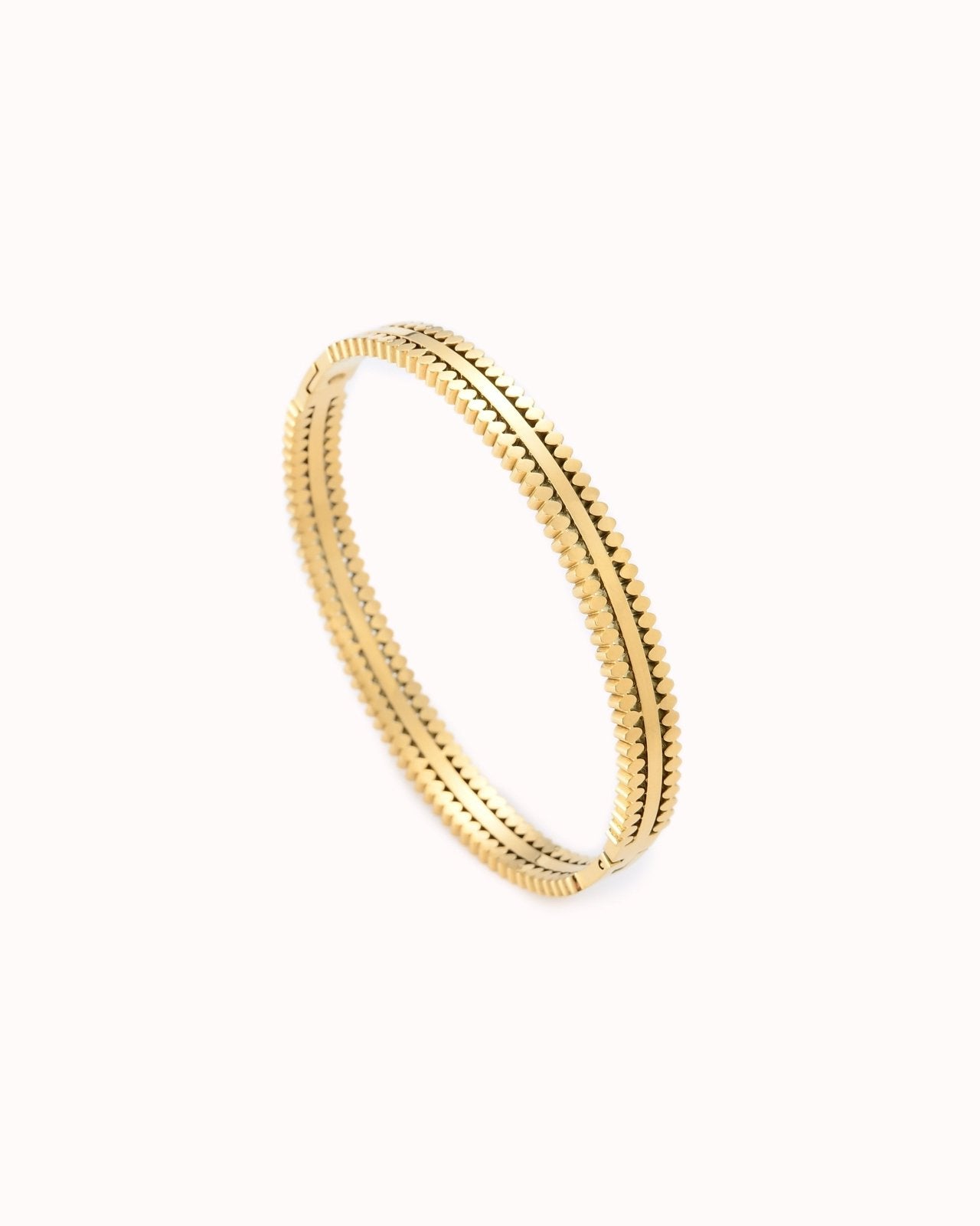 Goudkleurige bewerkte bangle - Nouka
