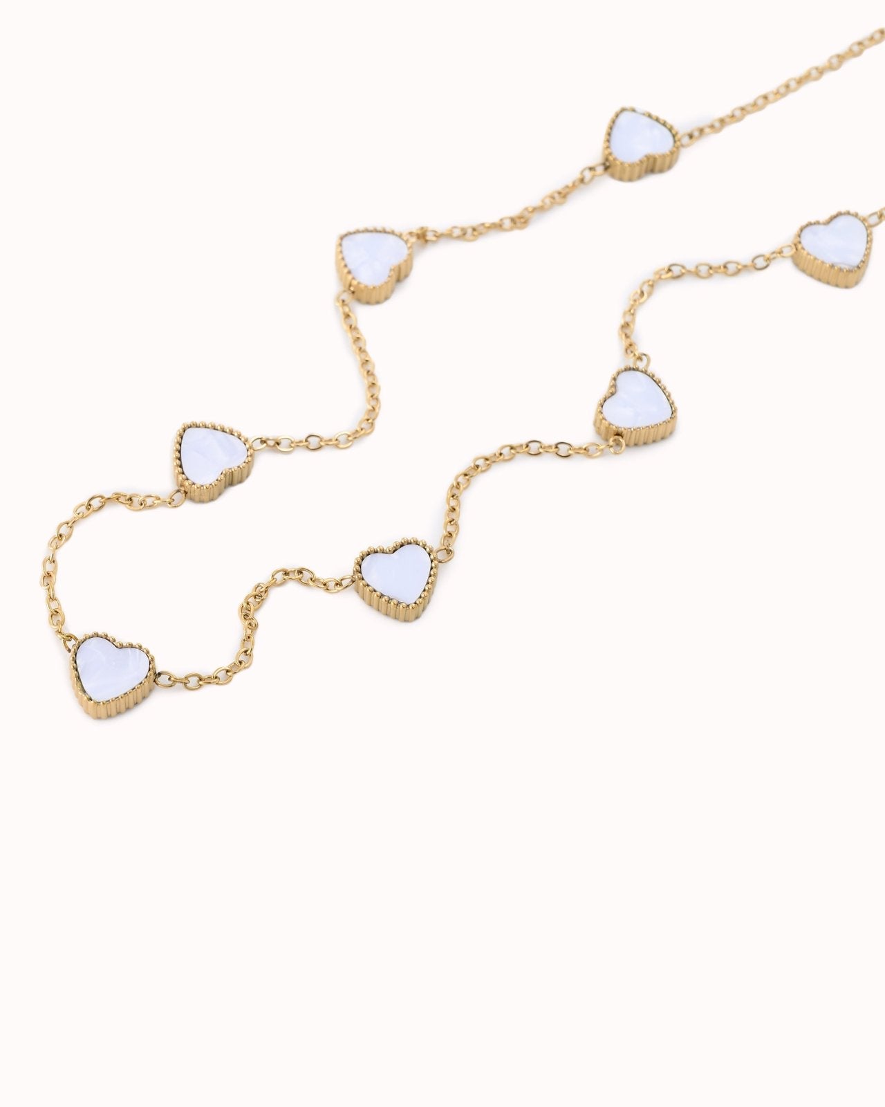 Goudkleurige ketting met parelmoer hartjes - Nouka