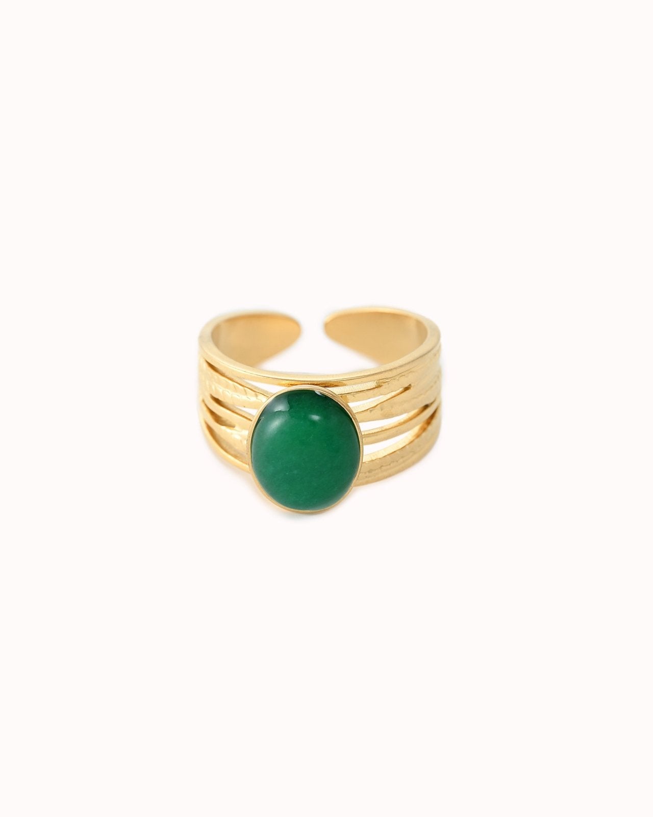 Goudkleurige statement ring met donkergroene steen - Nouka