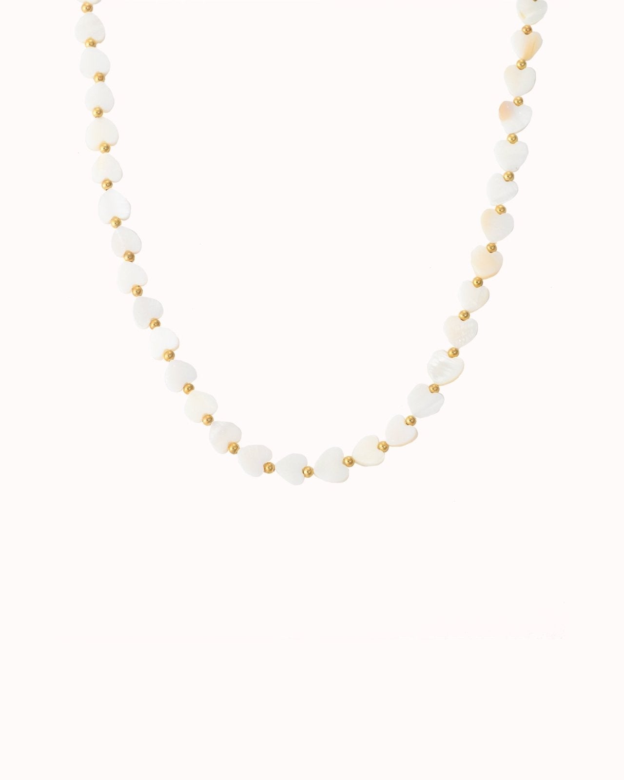 Parelmoer hartjes ketting met goudkleurige details en sluiting - Nouka