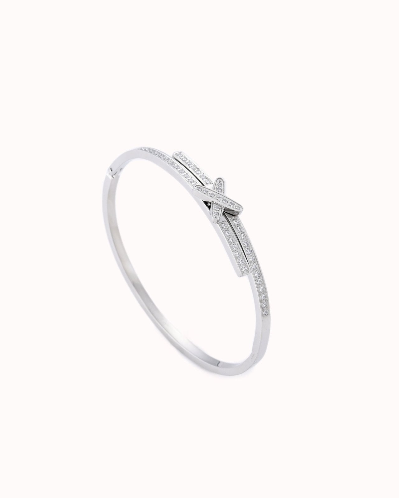Zilverkleurige bangle met kruisje en ingelegde steentjes - Nouka