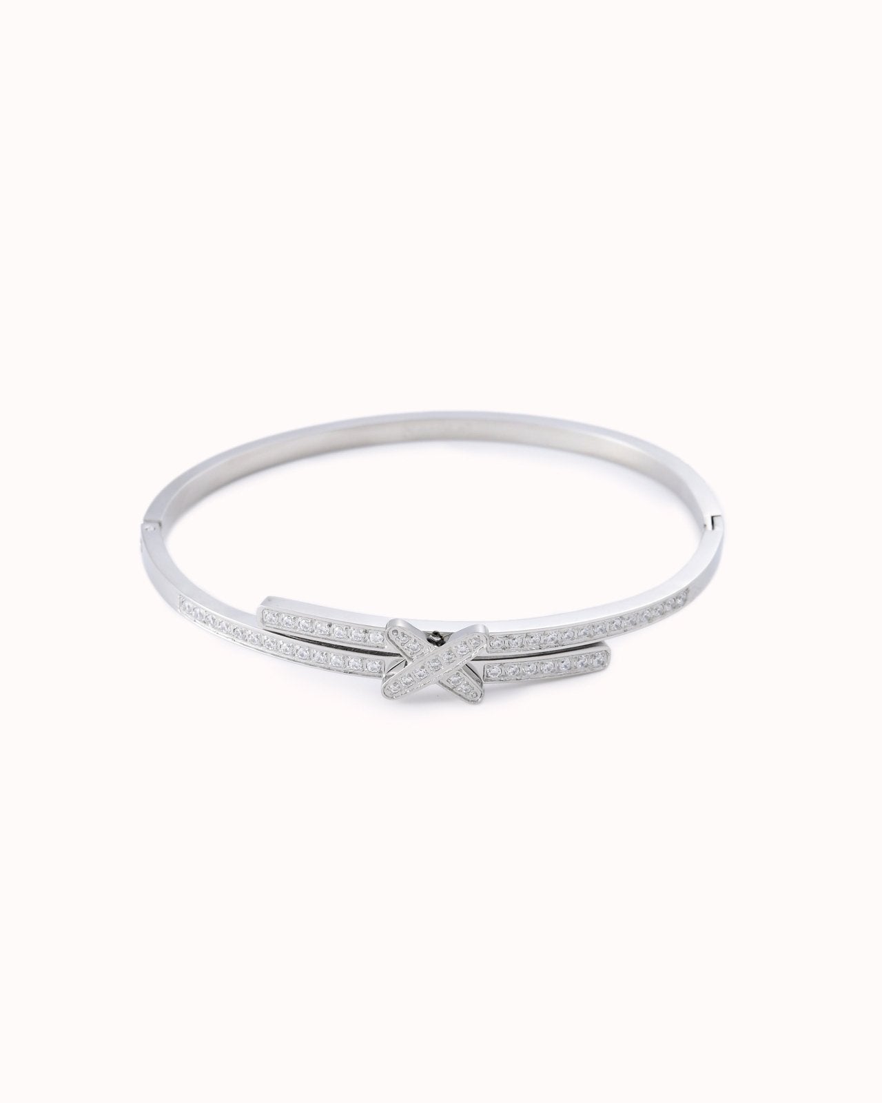 Zilverkleurige bangle met kruisje en ingelegde steentjes - Nouka