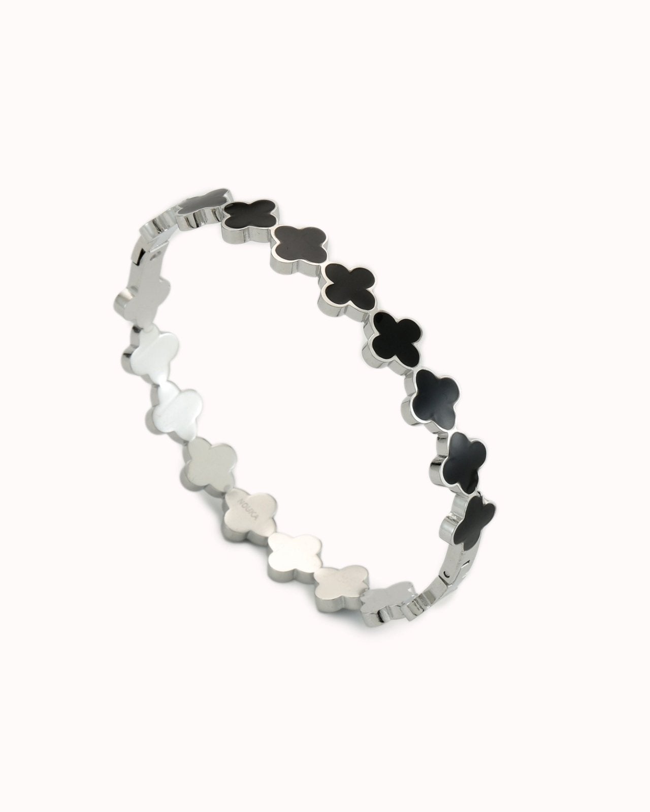 Zilverkleurige bangle met zwarte klavertjes - Nouka