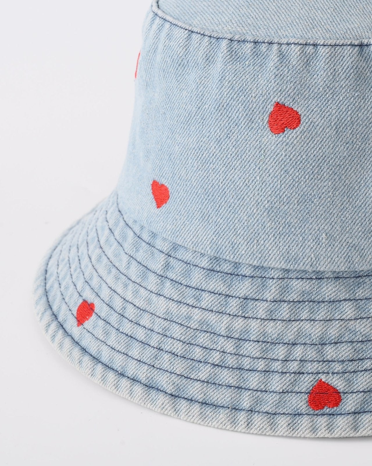 Licht blauwe denim bucket hat met hartjes - Nouka