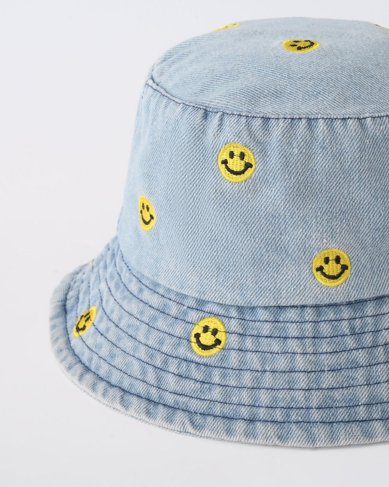 Licht blauwe denim bucket hat met smileys - Nouka