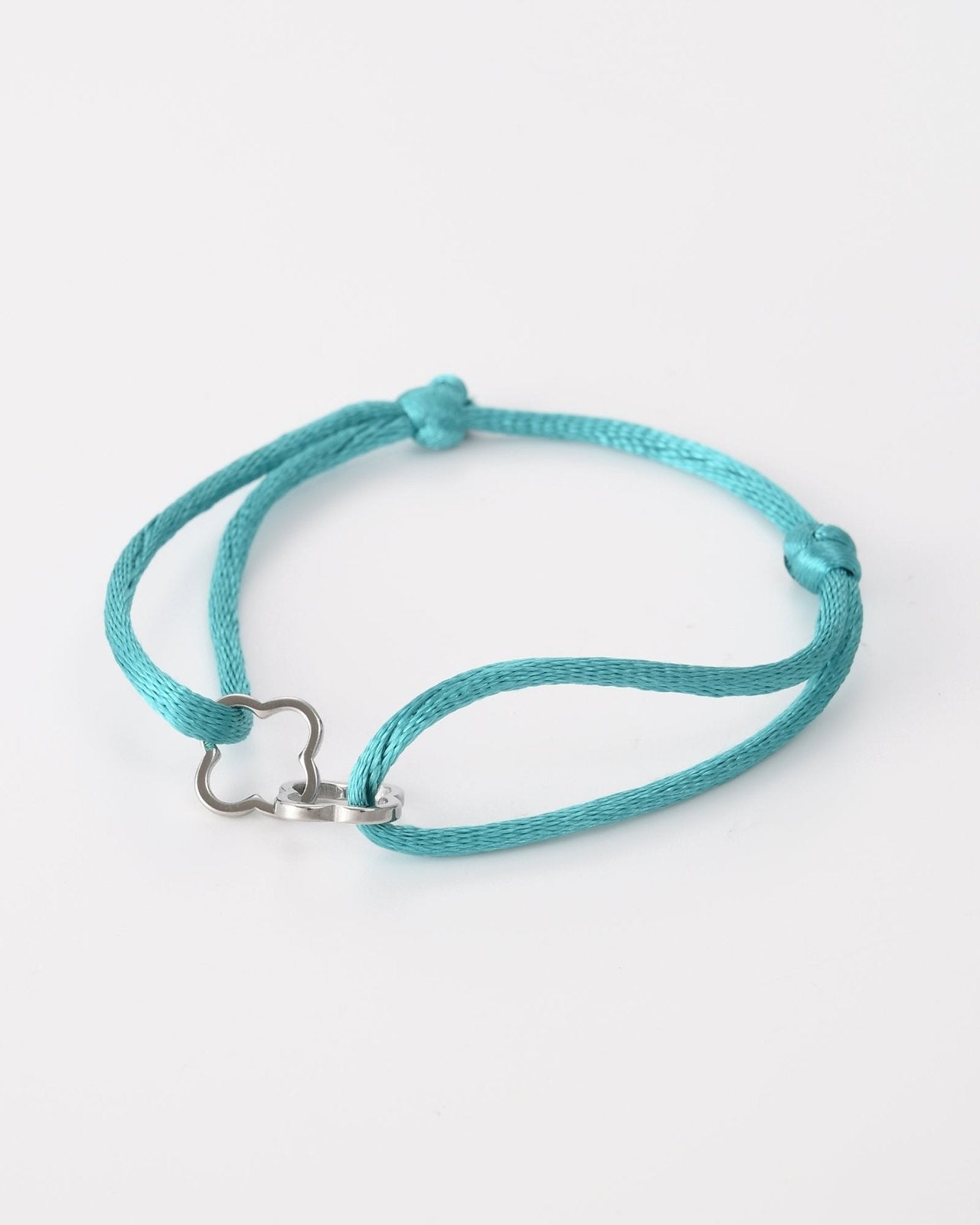 Turquoise touwtjes armband met zilverkleurige klavertjes - Nouka