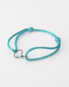 Turquoise touwtjes armband met zilverkleurige klavertjes - Nouka