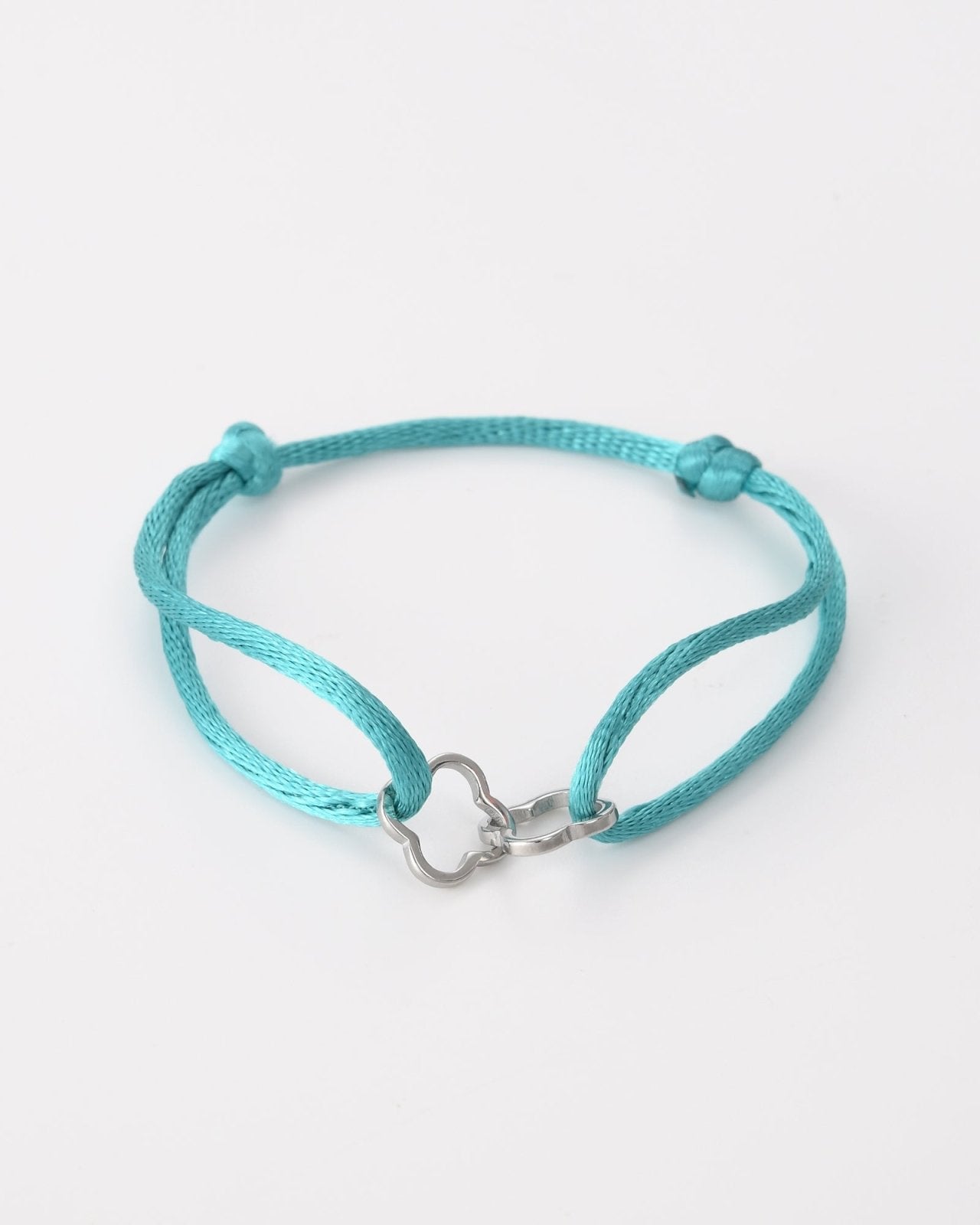 Turquoise touwtjes armband met zilverkleurige klavertjes - Nouka