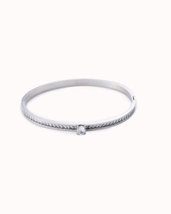 Zilverkleurige bangle met kleine steentjes en grote steen in het midden - Nouka