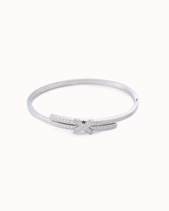 Zilverkleurige bangle met kruisje en ingelegde steentjes - Nouka